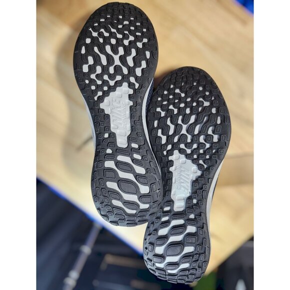 Nike revolution Men 11 Women 12.5 - Picture 5 of 6